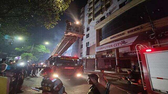 বাটা সিগন্যালে বহুতল ভবনে আগুনে পুড়ল কম্পিউটারের দোকান