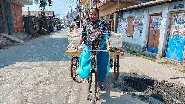 ‘বোতল কুড়াইয়া উপকার করি, সরকার ঘর দিয়া আমার উপকার করল না’