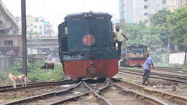 উচ্চ সুদের ঋণে রেল ইঞ্জিন নয়