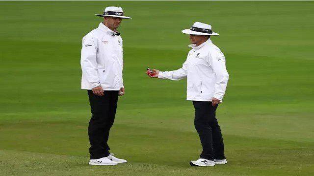 বোলার হলে সাবধান, সামলে রাখুন পা