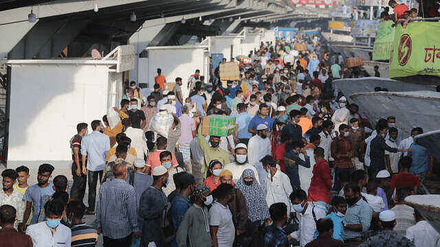 সদরঘাটে ভ্রাম্যমাণ আদালতের অভিযানে ৭ লঞ্চকে দুই লাখ টাকা জরিমানা