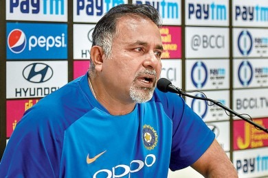 ধোনি এক জন কিংবদন্তি: বি অরুণ