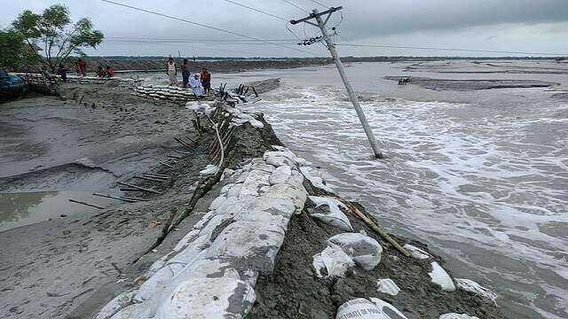 পাঁচ দিনেও মেরামত হয়নি আশাশুনিতে ভেঙে যাওয়া রিংবাঁধ