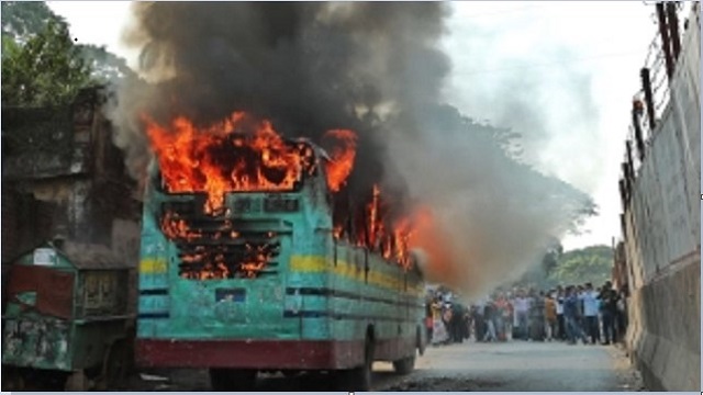 বাসে আগুন দেওয়ার একাধিক ভিডিও ফুটেজ পেয়েছে পুলিশ