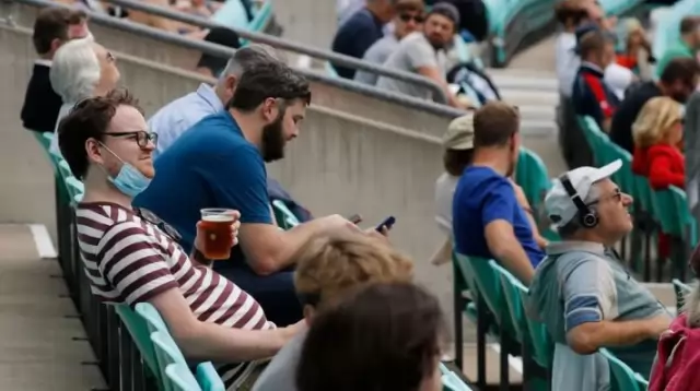 ক্রিকেট ফিরেছে, এবার দর্শকও ফিরল মাঠে