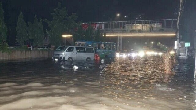 ঢাকায় জলাবদ্ধতা প্রায় হাঁটুসমান পানি পাশাপাশি যানজটে দুর্ভোগ