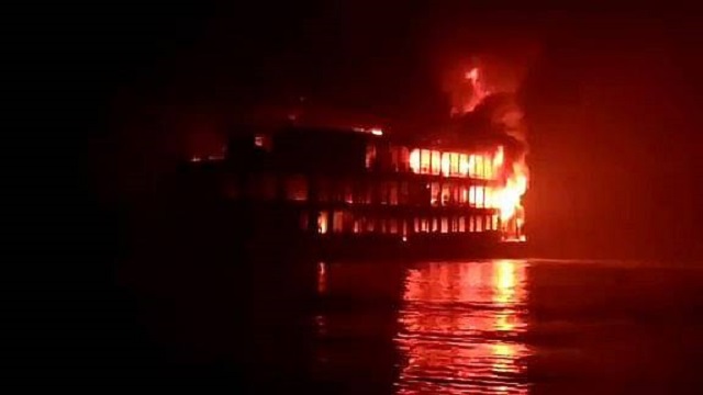 যে জলে আগুনে মানুষ জ্বলে