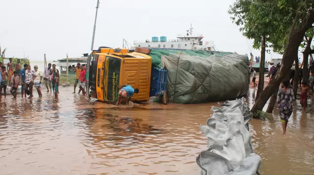 ফেরিঘাটে উল্টে গেল ট্রাক, যানবাহন পারাপার বন্ধ