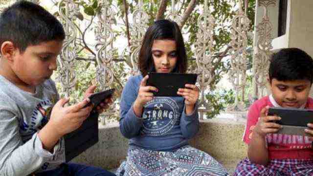 সন্তানের হাতে মোবাইল ফোন নয়, বই তুলে দিন