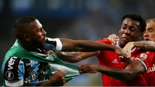 ব্রাজিলে বল রেখে ‘রেসলিং’, ৮ লাল কার্ড