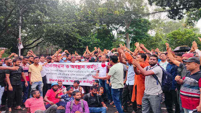 সচিবালয়ের বাইরে চাকরিচ্যুত আর ভেতরে পদোন্নতিবঞ্চিতদের বিক্ষোভ