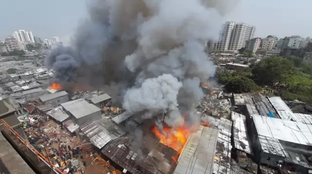 রূপনগর বস্তির আগুন নিয়ন্ত্রণে, পুড়েছে কয়েক শ ঘর