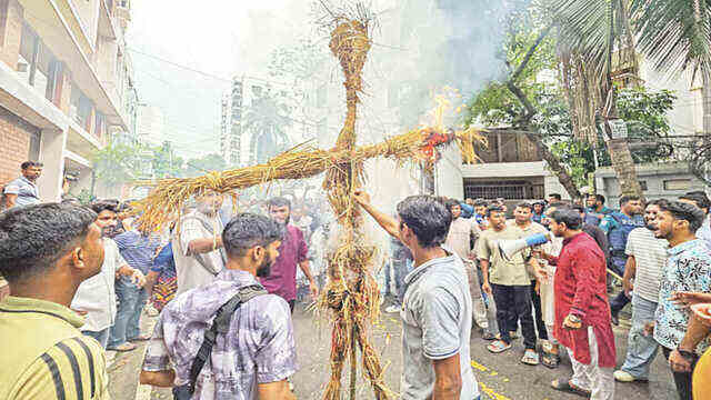 নুরুল হককে লাঠিপেটা: জেলায় জেলায় বিক্ষোভ, জাতীয় পার্টির কার্যালয় ভাঙচুর
